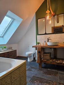 een badkamer met een bad, een wastafel en een toilet bij Gite Jeanne et Léon in Rigny-Ussé