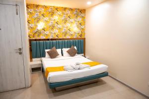 1 dormitorio con 2 camas y un cuadro en la pared en The Opus Kolkata - A Boutique Hotel en Calcuta