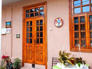 a building with a wooden door and a table with plants at Istirohat guest house in Samarkand