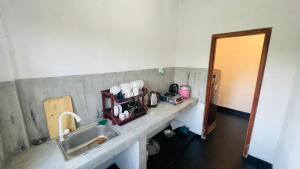 - un comptoir de cuisine avec évier dans la chambre dans l'établissement Villa Don Williams Weligama, à Weligama