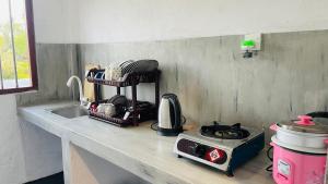 encimera de cocina con fregadero y fogones en Villa Don Williams Weligama en Weligama
