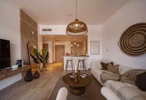 - un salon avec un canapé et une table dans l'établissement One Bedroom Apartment By Voyage, à Abu Dhabi
