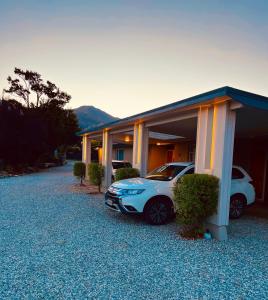 un coche aparcado frente a un garaje en Manuka Crescent Motel, en Wanaka