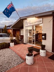 een vlag wappert voor een restaurant bij Manuka Crescent Motel in Wanaka