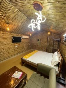 1 dormitorio con cama y lámpara de araña en Gopika Resort, en Vrindāvan