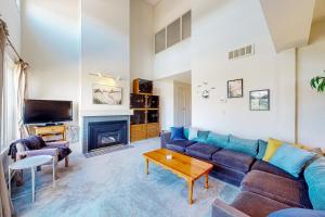 uma sala de estar com um sofá e uma lareira em Wintergreen 113 em Blue Mountains