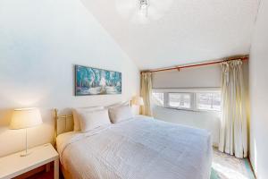 um quarto branco com uma cama e uma janela em Wintergreen 113 em Blue Mountains