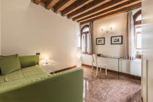 A seating area at Ca' Del Monastero 5 Collection Cosy Apartment for 4 Guests