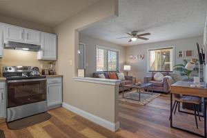 cocina y sala de estar con sala de estar en Downtown Med District: Stylish & Modern 2BD, 1BA Capital City Escape! en Springfield