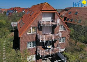 um edifício de apartamentos com varandas ao lado em Luv und Lee Ferienwohnung Westerhever em Juist