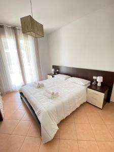 Tempat tidur dalam kamar di Le Palme House Isola delle Femmine