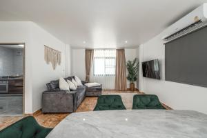 ein Wohnzimmer mit Tisch und Couch in der Unterkunft Nai Harn beach Villa 2 bdr in Rawai Beach