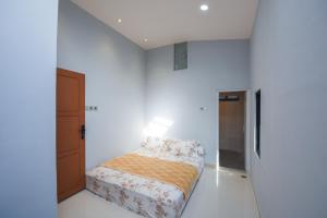 Uma cama ou camas num quarto em Homestay Batumas Singkawang