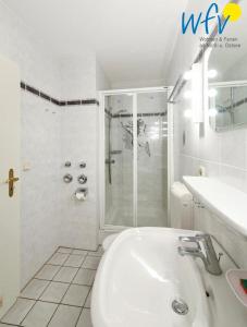 Koupelna v ubytování Haus vorm Riff Ferienwohnung Memmertfeuer + 24 fotografií