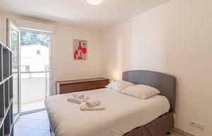 One Bedroom Flat Near Monaco في بوسولاي: غرفة نوم عليها سرير وفوط