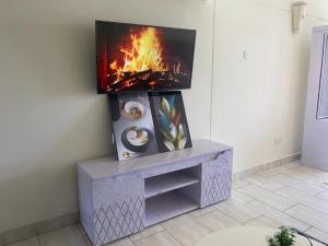 TV a/nebo společenská místnost v ubytování Beachfront studio