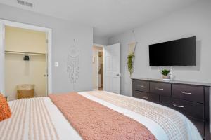Un pat sau paturi într-o cameră la Downtown Med District: Stylish & Modern 2BD, 1BA Capital City Escape!