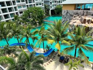 - une vue aérienne sur un parc aquatique avec des palmiers dans l'établissement Laguna Beach Resort 3 Condominium, à Jomtien Beach
