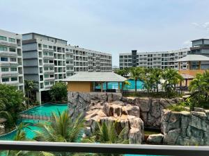 vue d'un complexe hôtelier avec deux piscines et des bâtiments dans l'établissement Laguna Beach Resort 3 Condominium, à Jomtien Beach