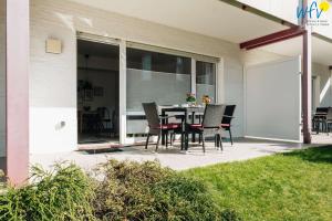 eine Terrasse mit Tisch und Stühlen vor einem Haus in der Unterkunft Haus Oberlin Ferienwohnung 6 in Borkum