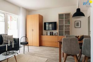 ein Wohnzimmer mit Couch und ein Esszimmer in der Unterkunft Haus Oberlin Ferienwohnung 6 in Borkum