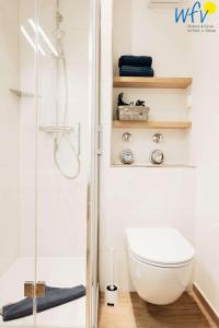 ein Badezimmer mit Toilette und Dusche in der Unterkunft Haus Oberlin Ferienwohnung 6 in Borkum