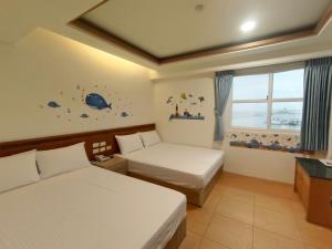 Un pat sau paturi într-o cameră la Longmen Seaview Resort Hotel