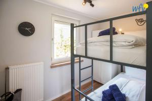 Postel nebo postele na pokoji v ubytování Ferienhäuser Weerts Gatt Ferienhaus Lüttje Huske