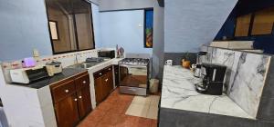 eine Küche mit einer Spüle und einem Herd in der Unterkunft La Casa de Diego in Santa Ana