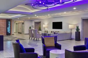 um átrio com uma sala de espera com iluminação roxa em Marriott Vacation Club®, San Diego    em San Diego