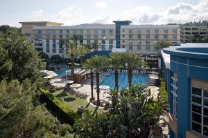 een uitzicht op een resort met een zwembad en palmbomen bij Renaissance ClubSport Aliso Viejo Laguna Beach Hotel in Aliso Viejo