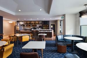 um restaurante com mesas e cadeiras e um bar em Courtyard by Marriott Austin The Domain Area em Austin