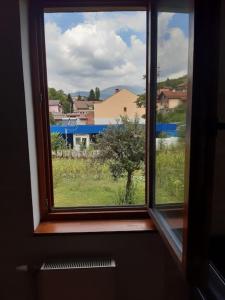 een raam in een kamer met uitzicht op de stad bij Wohnung nähe Stadtzentrum in Zenica