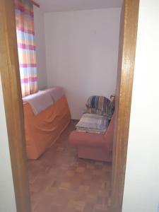 a living room with a bed and a couch at Wohnung nähe Stadtzentrum in Zenica