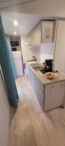 uma cozinha com armários brancos e uma bancada em Camping le Neptune 4 étoiles em Argelès-sur-Mer