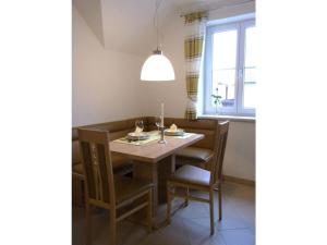 comedor con mesa, sillas y ventana en Holiday apartment summer Wachau 2, en Spitz