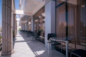 un corridoio di un edificio con tavoli e sedie di Filagot Hotel a Adama