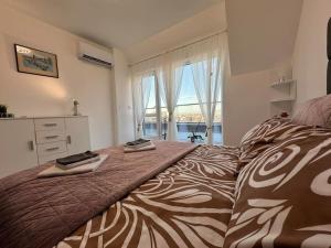 Un dormitorio con una cama grande con una ventana grande. en Panoramic view near Sofia Airport, en Sofía