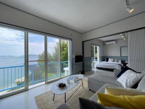 Rúm í herbergi á bLOCAL AO house - 1 BR House with Ocean View Few min walk to the beach