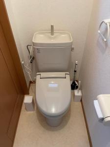ein Bad mit einem weißen WC in einem Zimmer in der Unterkunft bLOCAL AO house - 1 BR House with Ocean View Few min walk to the beach in Suo Oshima