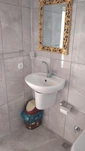 A bathroom at Emre's Stone House