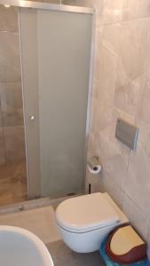 A bathroom at Emre's Stone House