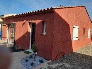una casa roja con una pared roja en Carcès, Villa en Provence, piscine, 6 personnes., en Carcès