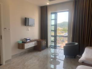 um quarto de hotel com um quarto com uma varanda em Hà Hùng Panorama Hotel em Hà Tiên