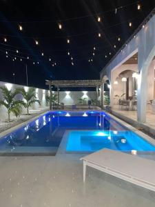 une grande piscine avec une table au milieu dans l'établissement CASA LUNA ¡Piscina y Playa!, à La Ceiba