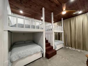 a bedroom with two bunk beds and a ceiling at CASA LUNA ¡Piscina y Playa! in La Ceiba