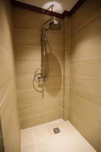 y baño con ducha con cabezal de ducha. en Houngvilai Hotel en Luang Prabang