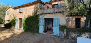 a house with an open door in a yard at ST FRANCOIS in Grasse