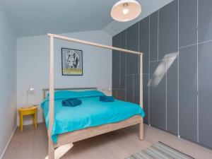Schlafzimmer mit Himmelbett und blauer Bettwäsche in der Unterkunft Villa Stepan i with heated pool in Nedeščina