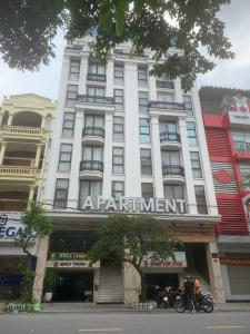 un gran edificio blanco con un cartel. en BaoTran Apartment & hotel, en Ðông Khê